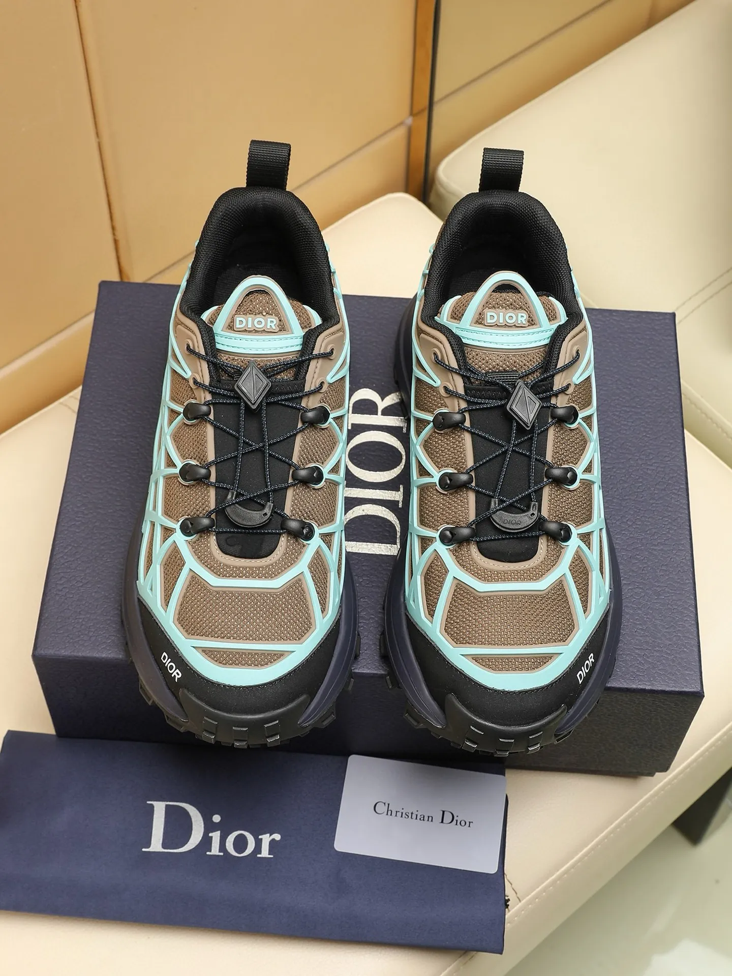 Men's shoes: 500💰Dior sports shoes highlight the fashionable silhouette, decorated with curved cannage pattern, reinterpreting the classic pattern in a structural style, enriching the Dior 2023 summer men's collection. Meticulously crafted using the advanced craftsmanship of hiking shoes, it blends outdoor culture with Dior heritage. Code number 38-44, customized 45
